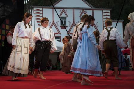 S soncem obsijan drugi festivalski dan 50. Dnevov narodnih noš in oblačilne dediščine v Kamniku (114)